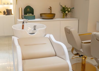 Lavabo sofisticado no Resolve Hair em Dubai, Dubai, AE, com cadeiras e decoração luxuosa.