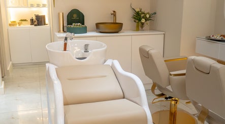 Lavabo sofisticado no Resolve Hair em Dubai, Dubai, AE, com cadeiras e decoração luxuosa.