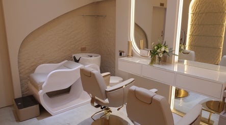 Espaço de beleza moderno do Resolve Hair em Dubai, Dubai, AE, com cadeiras confortáveis e decoração elegante.