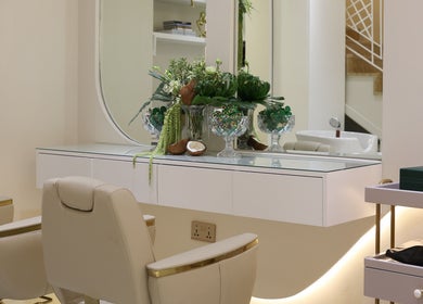 Espaço tranquilo em Resolve Hair, Dubai, Dubai, AE, com cadeiras modernas e decoração verde vibrante.