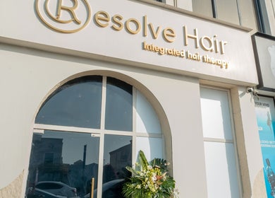 Fachada do Resolve Hair em Dubai, Dubai, AE, mostrando sua entrada moderna e detalhes elegantes.