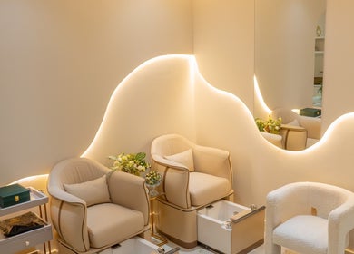 Espaço luxuoso em Resolve Hair, Dubai, Dubai, AE, com poltronas elegantes e iluminação suave.