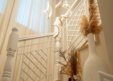 Escada elegante em Resolve Hair, Dubai, Dubai, AE, decorada com plantas secas e design sofisticado.