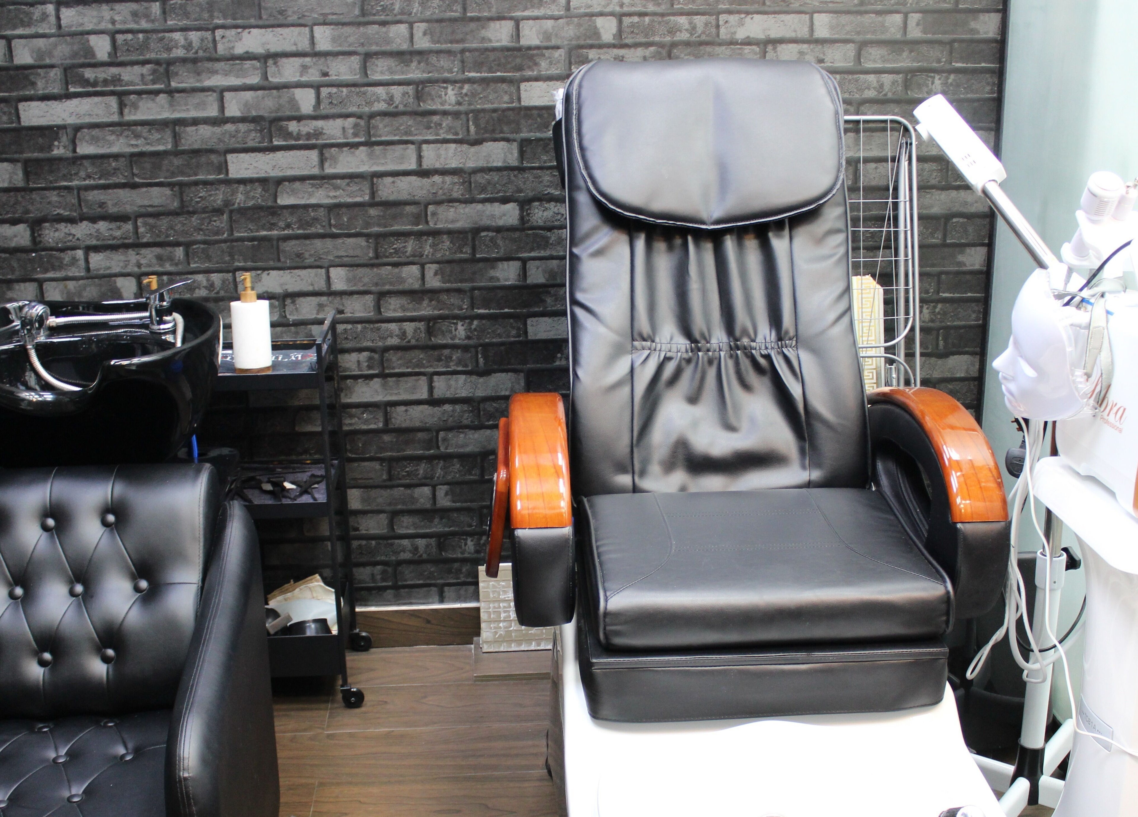 Luxury salon chair and equipment at Groomify Gents Salon in Abu Dhabi, AE.