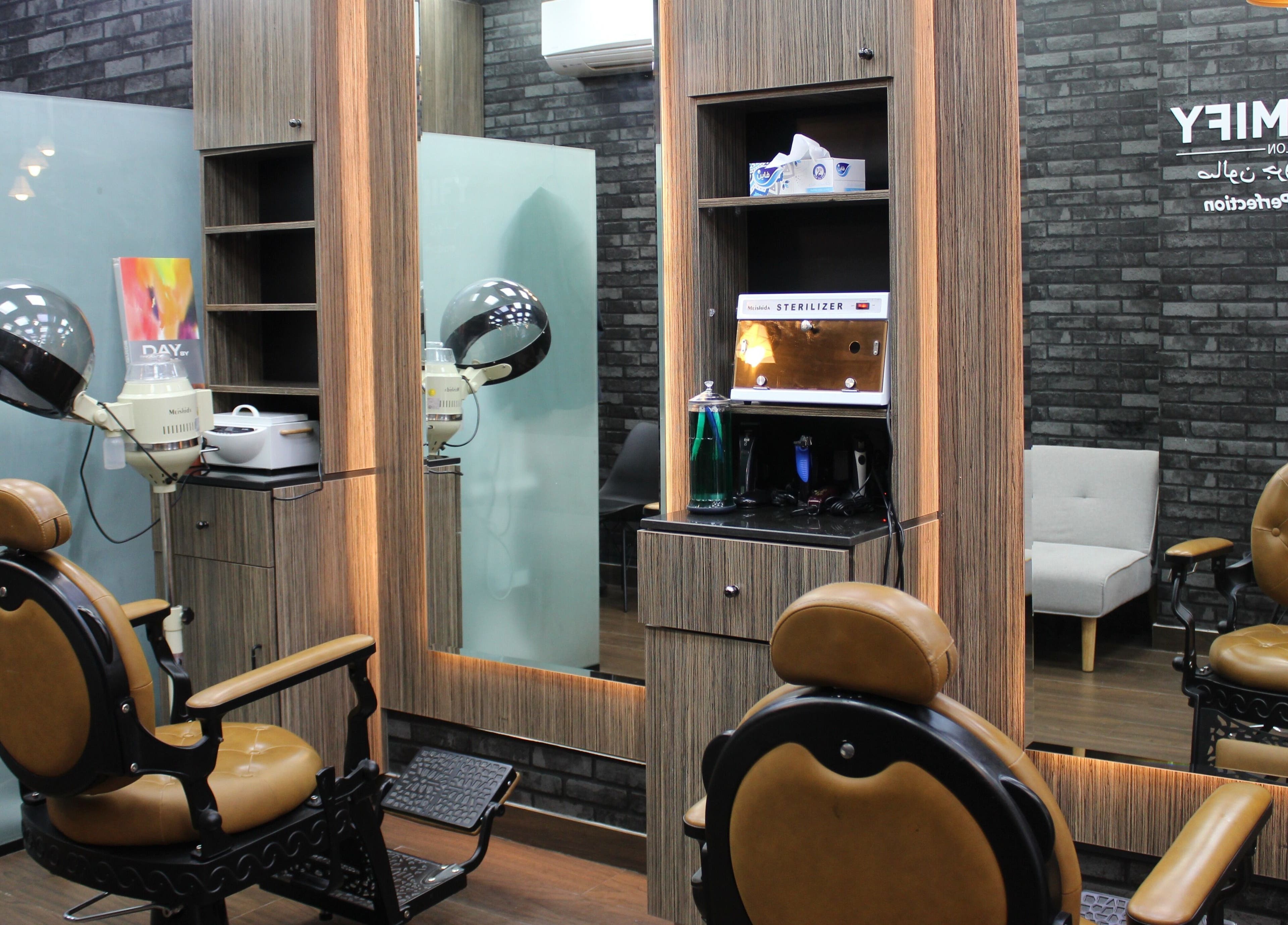 Elegant barber chair setup at Groomify Gents Salon, Abu Dhabi, AE, showcasing modern rustic charm.