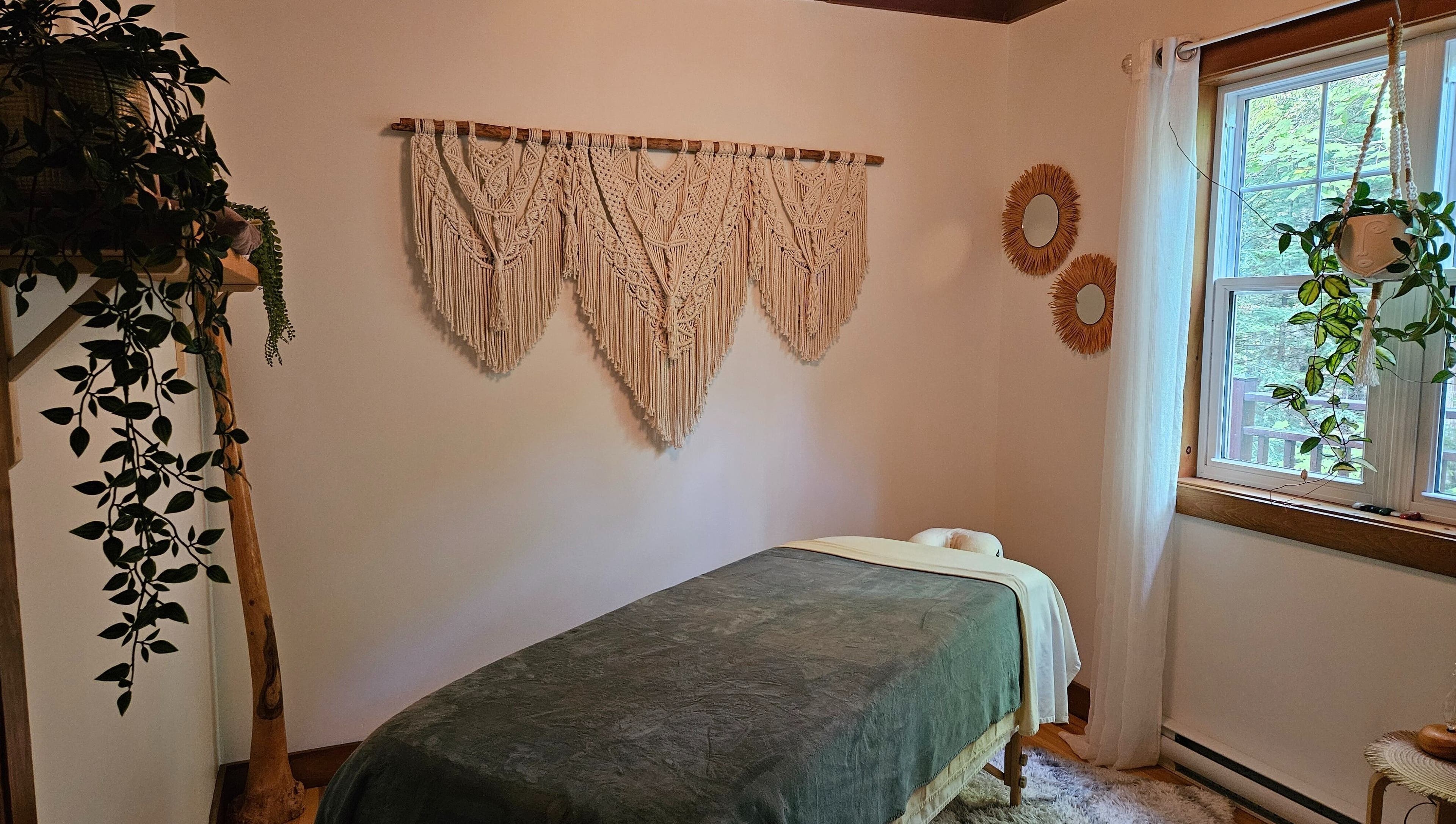 Salle de massage relaxante chez Massothérapie Mainsagère à Val-David, Québec, CA avec décor naturel.