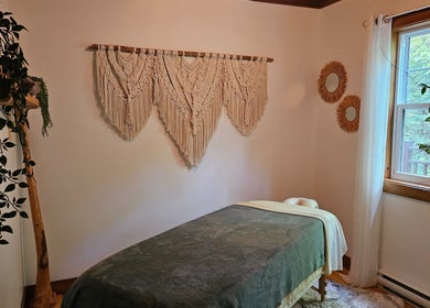 Salle de massage relaxante chez Massothérapie Mainsagère à Val-David, Québec, CA avec décor naturel.