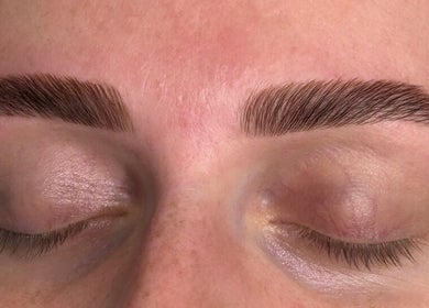 Expert eyebrow shaping at Frankie’s Beauty and Brows, Tweed Heads, New South Wales, AU.