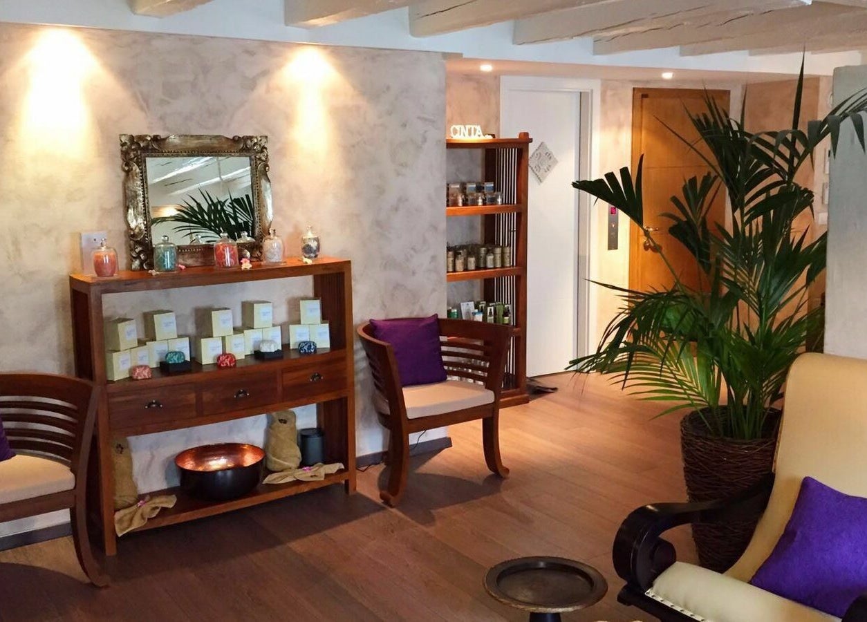 Cozy lounge at Balima Day Spa, Genève, CH with elegant seating and calming decor.