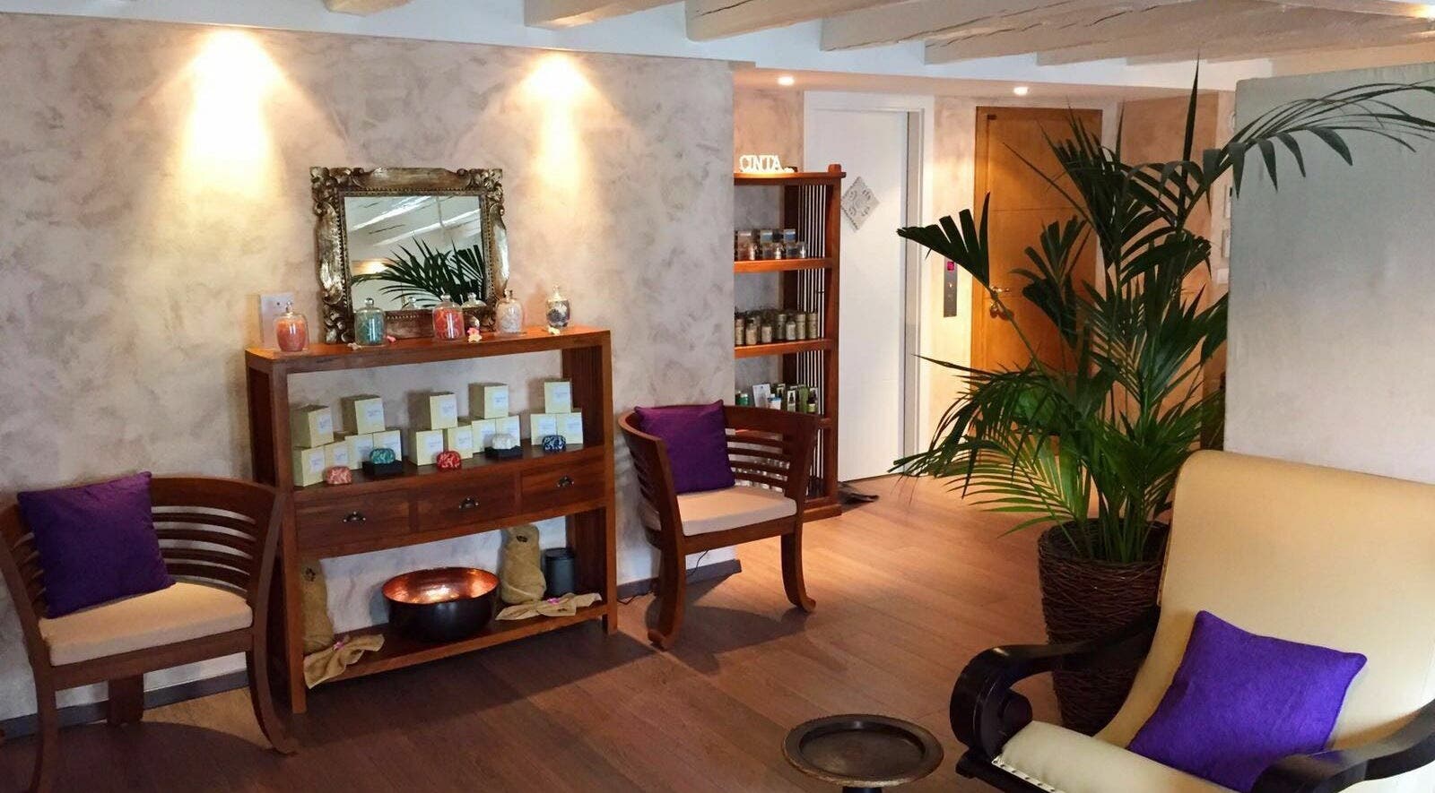 Cozy lounge at Balima Day Spa, Genève, CH with elegant seating and calming decor.