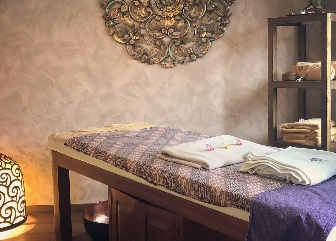 Tranquil massage room at Balima Day Spa in Genève, Genève, CH with ambient lighting and plush towels.