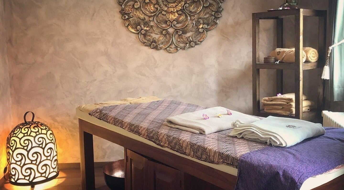 Tranquil massage room at Balima Day Spa in Genève, Genève, CH with ambient lighting and plush towels.