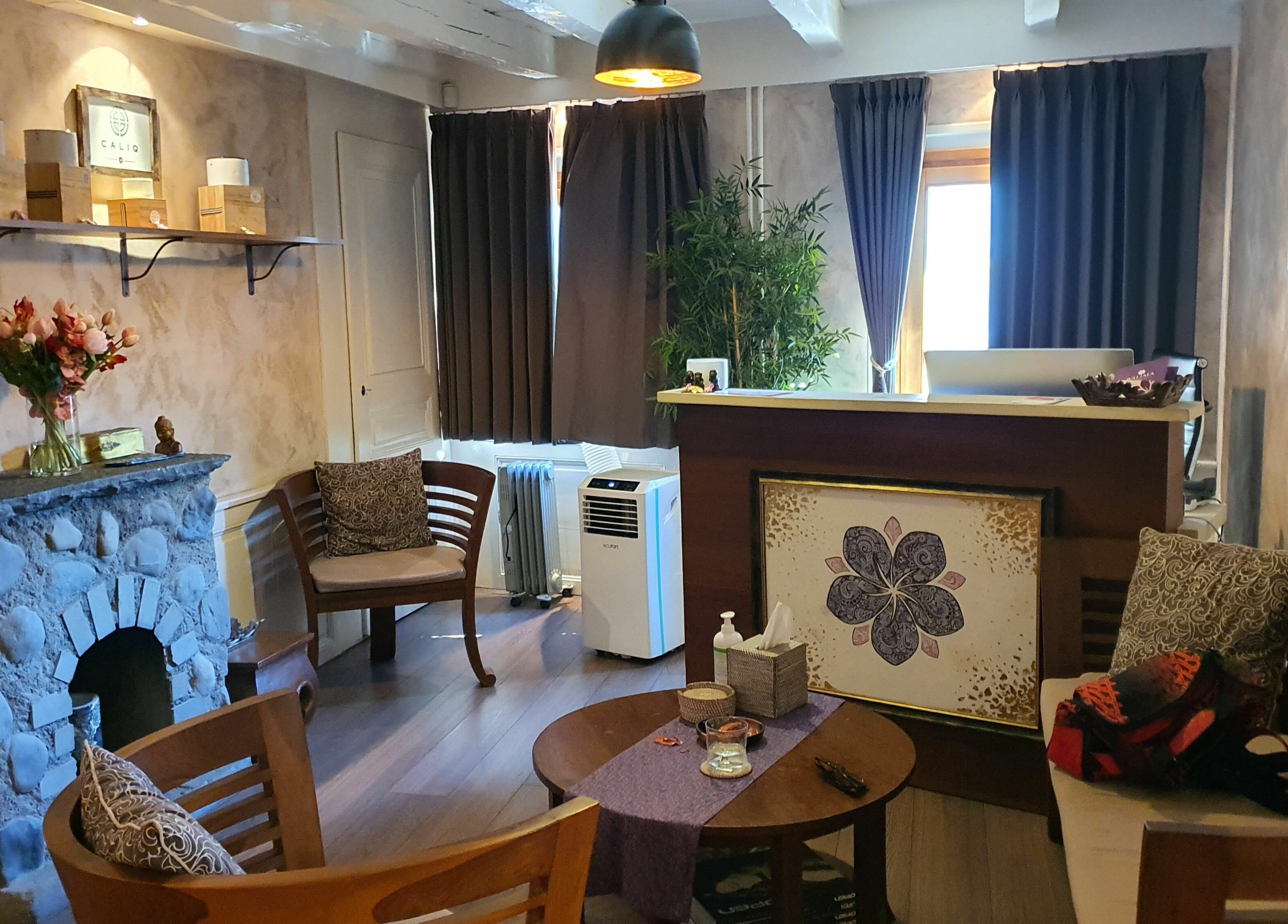 Welcoming lounge area at Balima Day Spa in Genève, Genève, CH with comfortable seating and decorative touches.