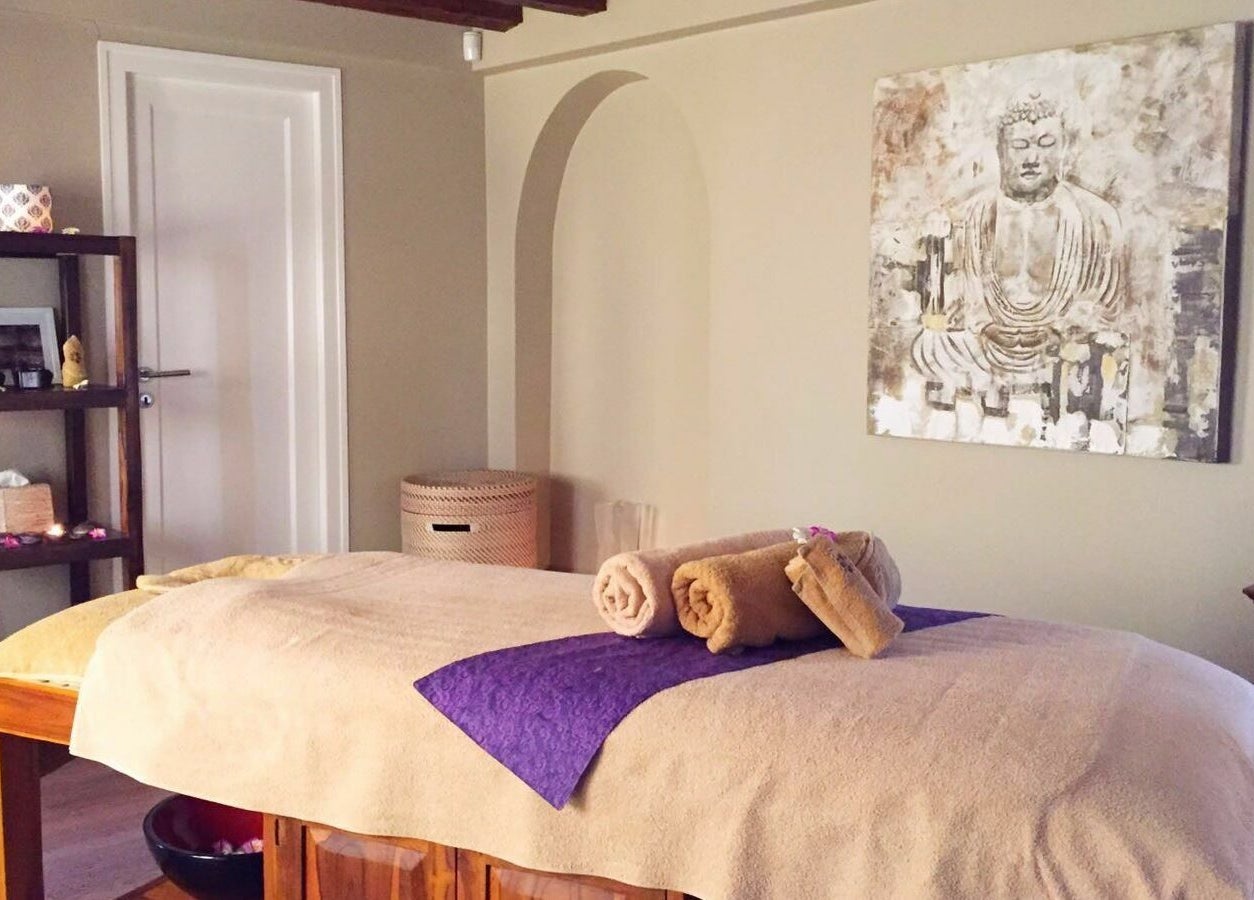 Relaxing massage room at Balima Day Spa, Genève, Genève, CH, with calming decor and soft lighting.