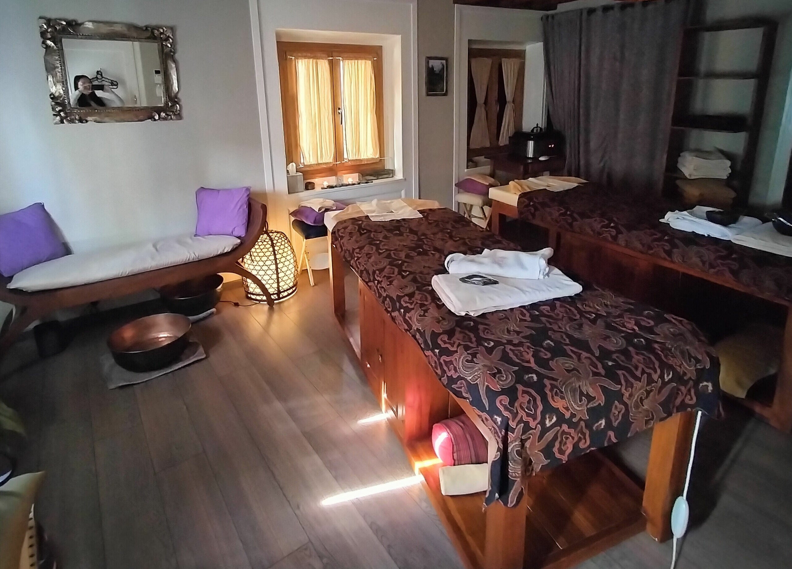 Relaxing treatment room at Balima Day Spa, Genève, Genève, CH with massage tables and cozy seating.