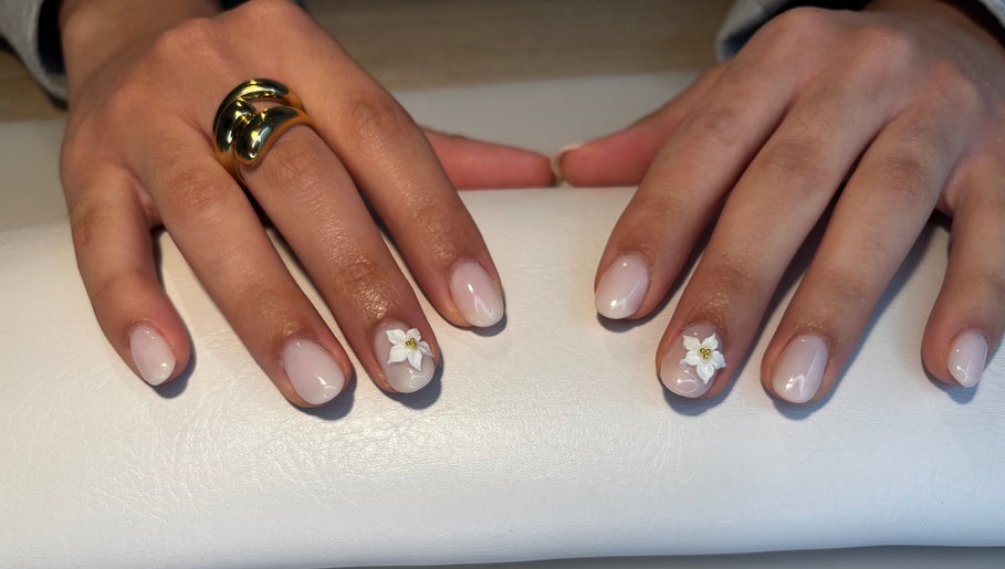 Nail art floral élégant chez Ongles Zone, Arlon, Région Wallonne, BE.