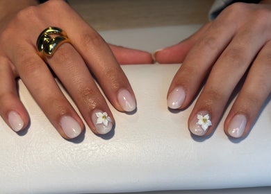 Nail art floral élégant chez Ongles Zone, Arlon, Région Wallonne, BE.