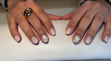 Nail art floral élégant chez Ongles Zone, Arlon, Région Wallonne, BE.