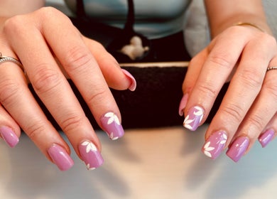 Manucure élégante avec motifs floraux chez Ongles Zone, Arlon, Région Wallonne, BE.