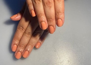 Mains manucurées avec vernis pêche à Ongles Zone by Yeraldin P.M, Arlon, Région Wallonne, BE.