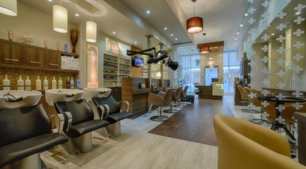 Pure Self Salon N Spa | AVEDA Salon, bild 2