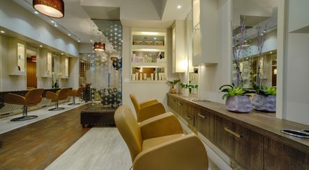 Pure Self Salon N Spa | AVEDA Salon, bild 3