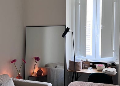 Cozy massage room at Thula Face Massage in Lisboa, Lisboa, PT with soft lighting and a serene atmosphere.