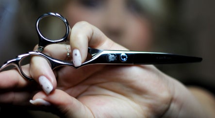 Foarfece profesională la Manuela Pana Hairstylist, București, România, RO, simbol al rafinamentului.
