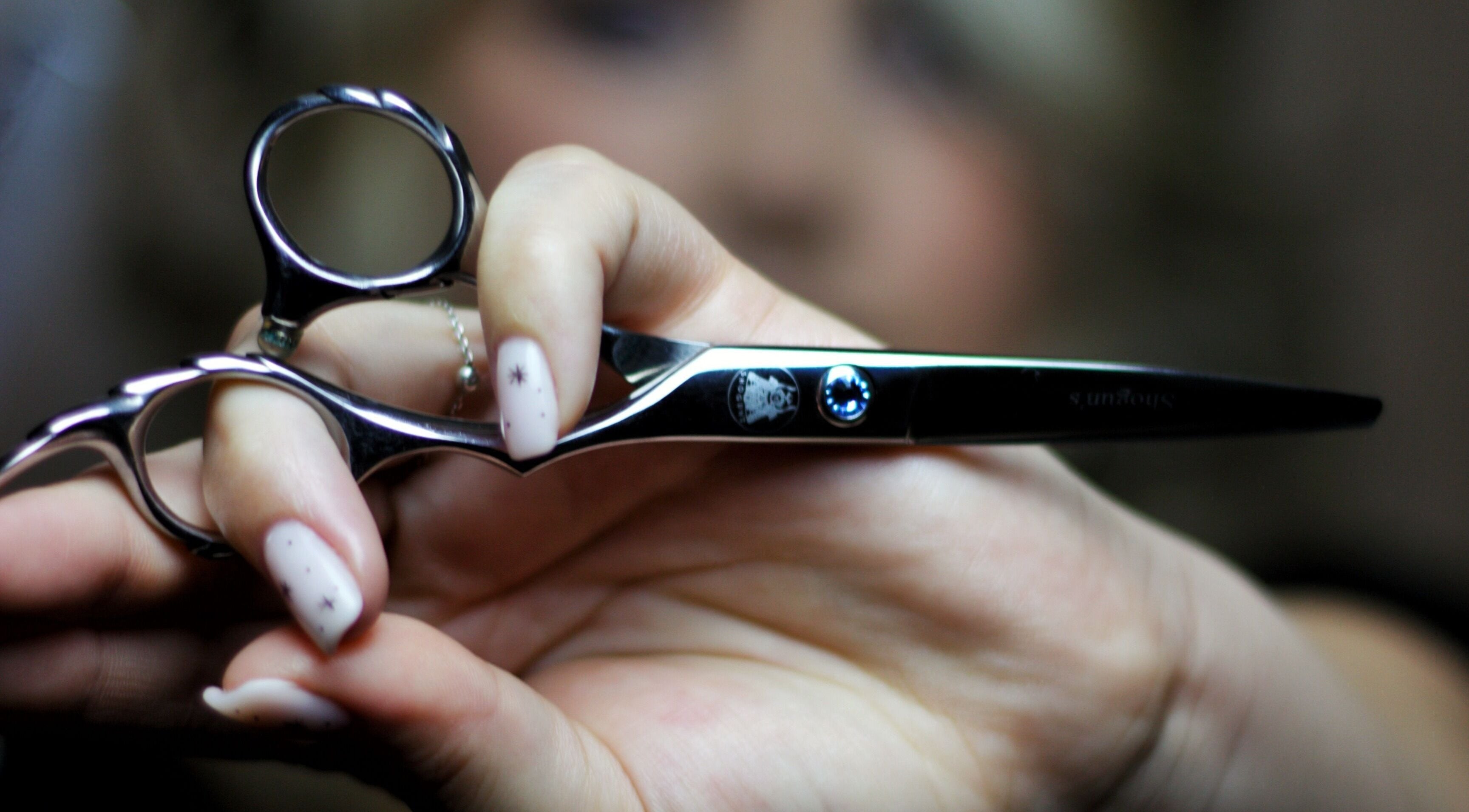 Foarfece profesională la Manuela Pana Hairstylist, București, România, RO, simbol al rafinamentului.