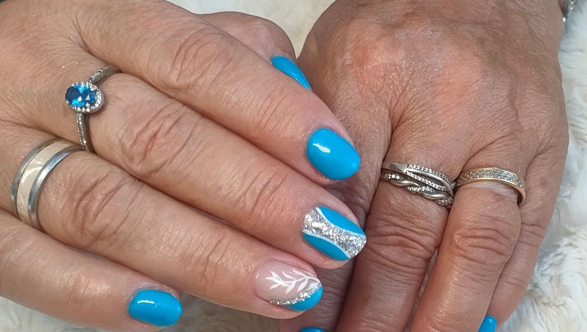 Manucure bleue et argentée à Belle en Somme, Lanchéres, Hauts-de-France, FR, avec vernis chic.