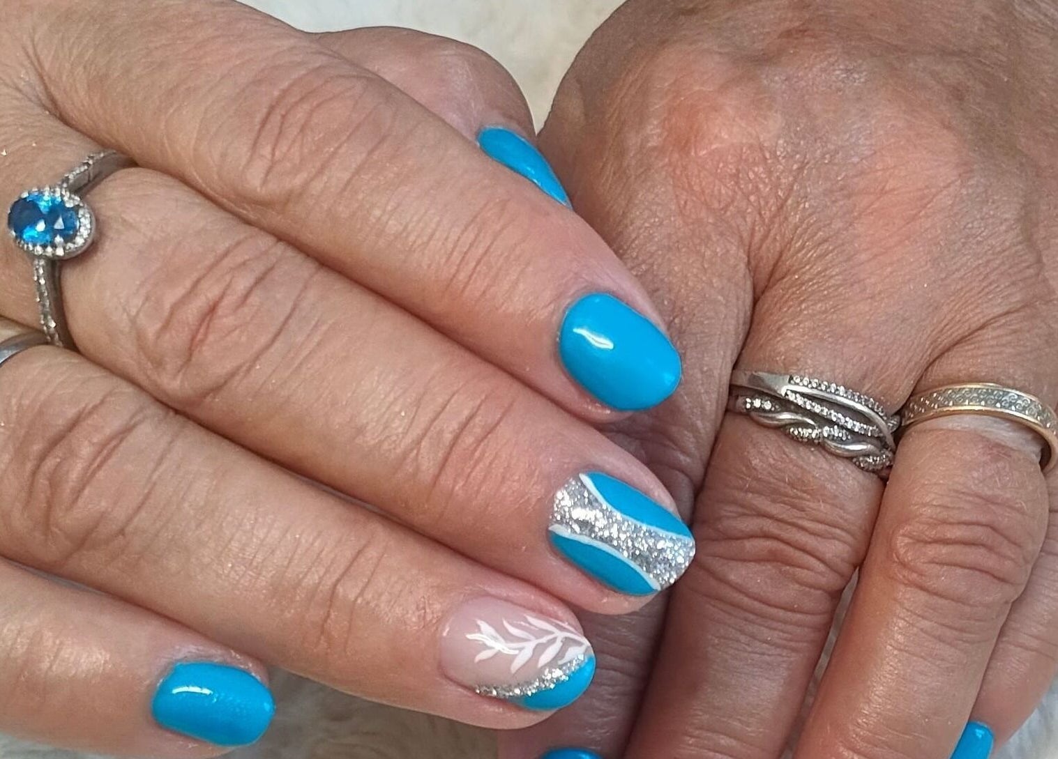 Manucure bleue et argentée à Belle en Somme, Lanchéres, Hauts-de-France, FR, avec vernis chic.