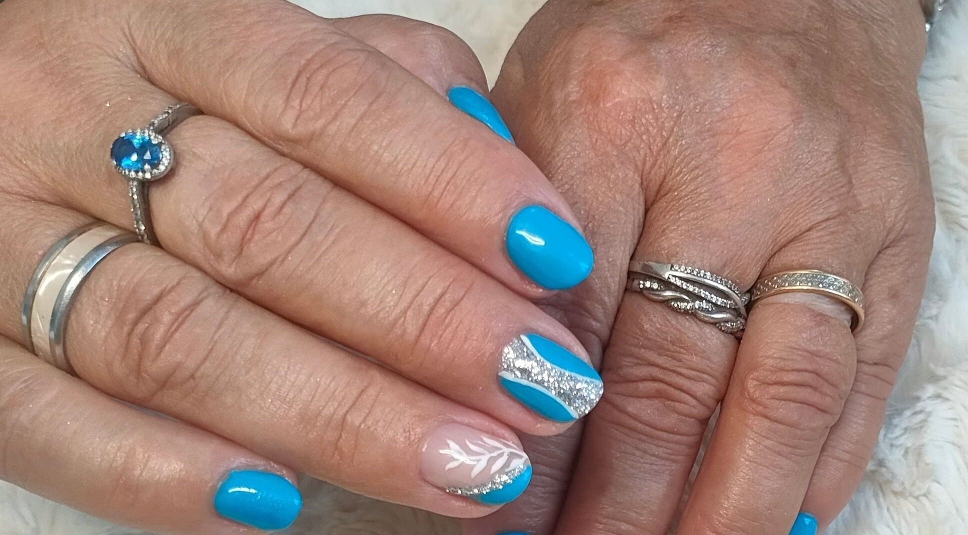 Manucure bleue et argentée à Belle en Somme, Lanchéres, Hauts-de-France, FR, avec vernis chic.