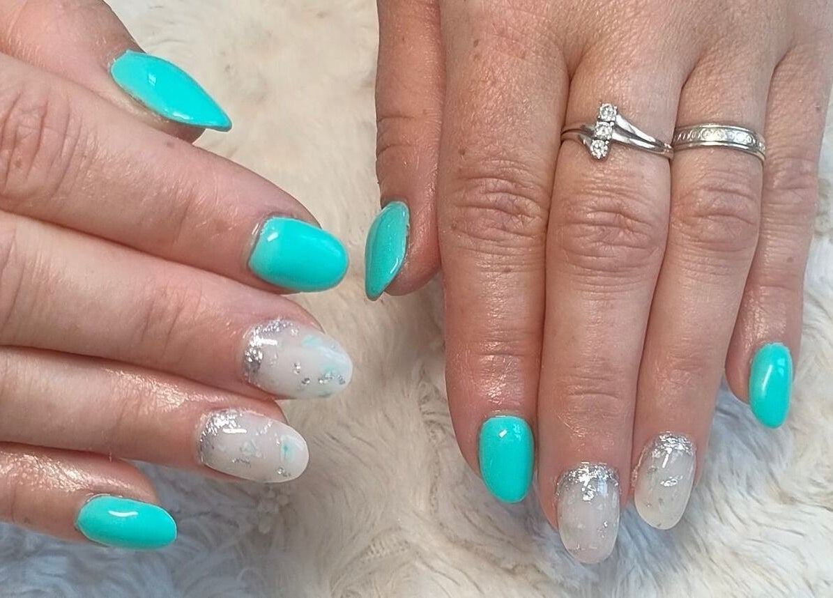 Manucure élégante à Belle en Somme, Lanchéres, Hauts-de-France, FR, avec ongles turquoise et argent.