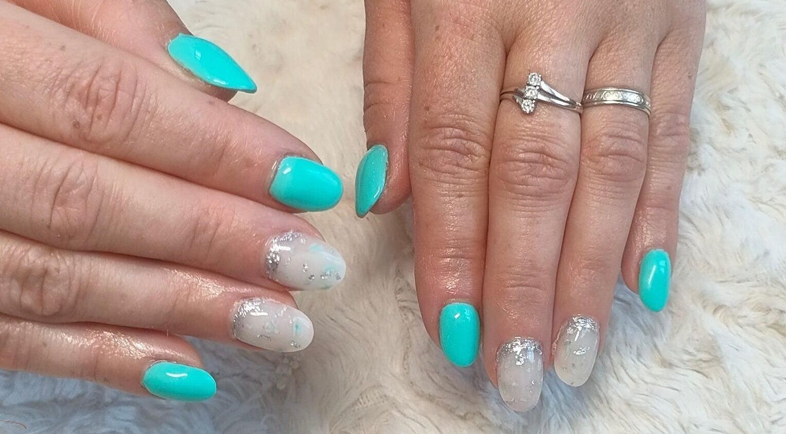 Manucure élégante à Belle en Somme, Lanchéres, Hauts-de-France, FR, avec ongles turquoise et argent.