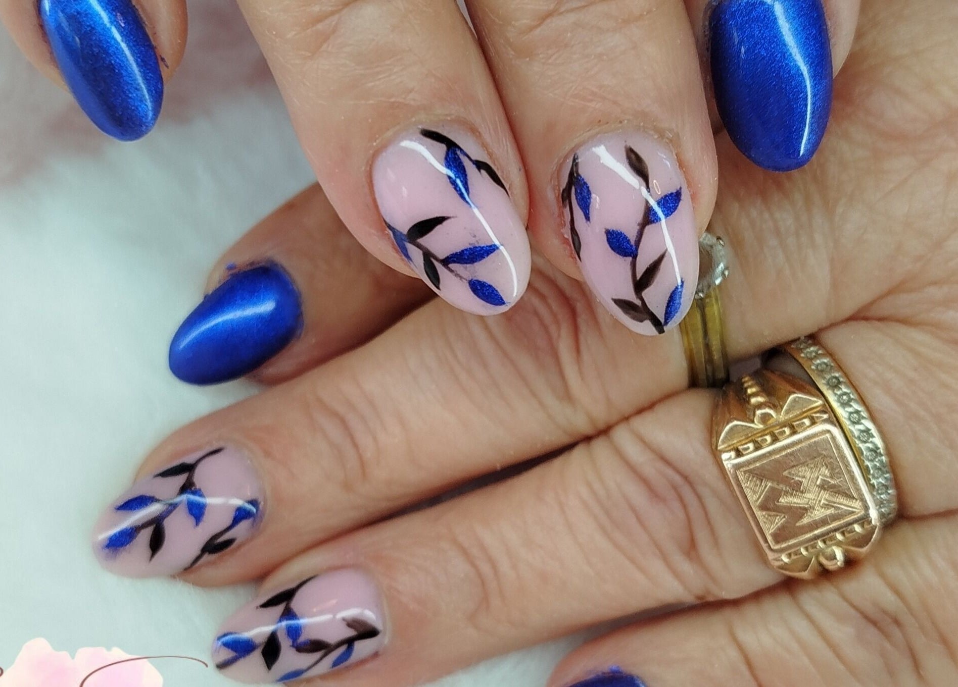 Manucure bleue artistique chez Belle en Somme, Lanchéres, Hauts-de-France, FR. Nail art et soin expert.