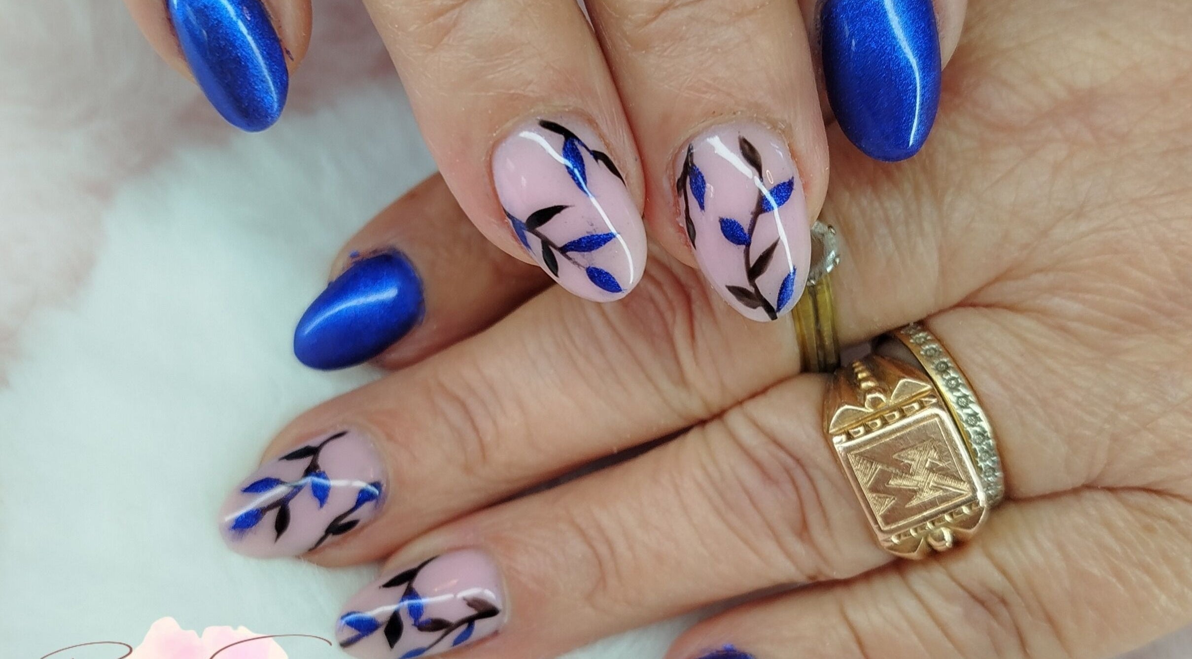 Manucure bleue artistique chez Belle en Somme, Lanchéres, Hauts-de-France, FR. Nail art et soin expert.