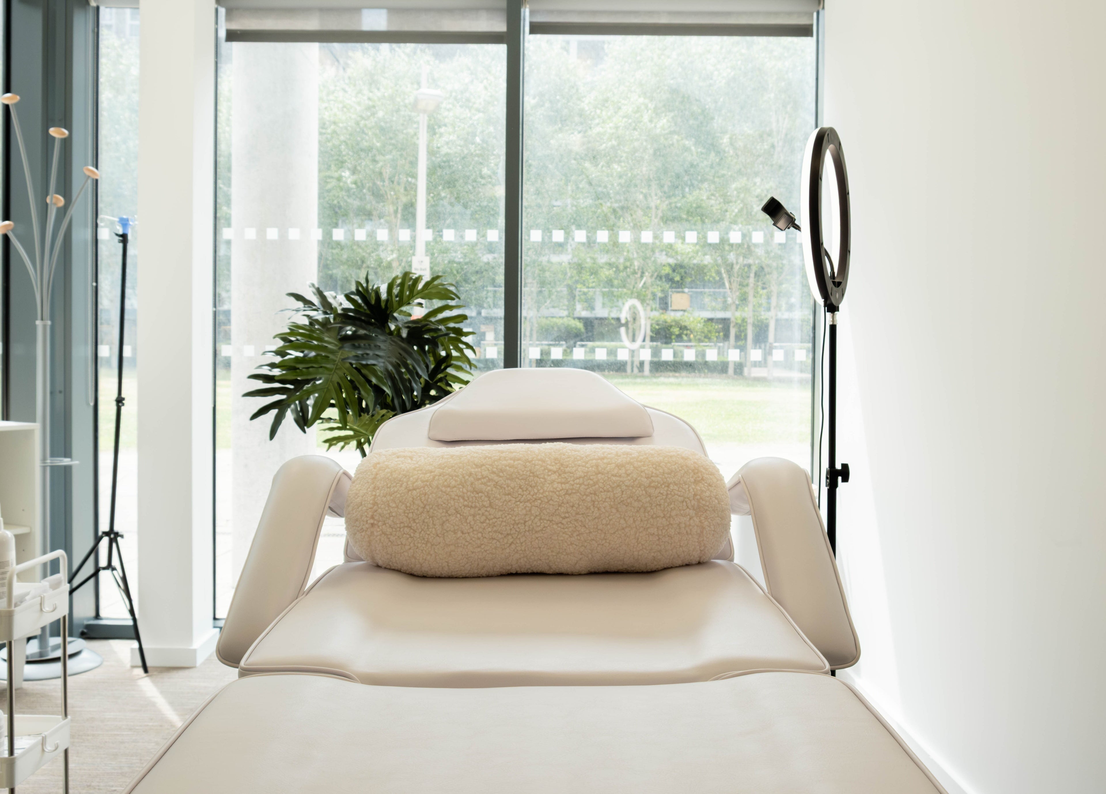 Relaxing treatment room at Fazara Aesthetics, London E14 9DQ, England, GB with a plush treatment bed.