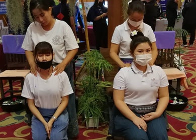 Therapists at Chantara Thai Massage in Norwich, England, GB providing relaxing shoulder massages.