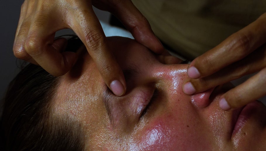 Masaje facial relajante en GEO'S | Estética Integral, Reus, Catalunya, ES.