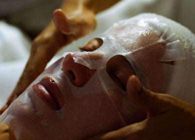 Tratamiento facial con mascarilla en GEO'S | Estética Integral, Reus, Catalunya, ES, para una piel radiante.