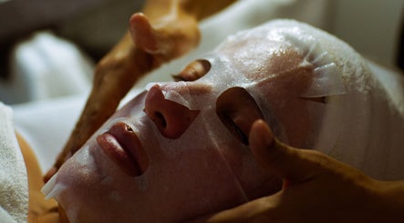 Tratamiento facial con mascarilla en GEO'S | Estética Integral, Reus, Catalunya, ES, para una piel radiante.