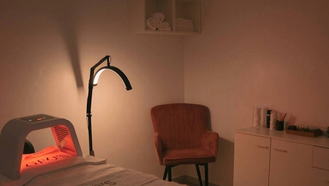 Cabina de belleza iluminada en GEO'S | Estética Integral, Reus, Catalunya, ES para tratamientos relajantes.