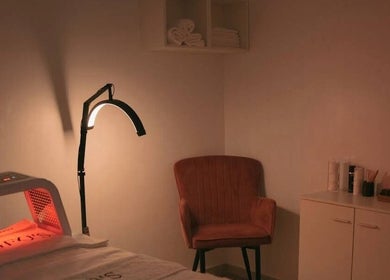 Cabina de belleza iluminada en GEO'S | Estética Integral, Reus, Catalunya, ES para tratamientos relajantes.