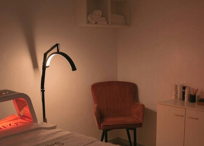 Cabina de belleza iluminada en GEO'S | Estética Integral, Reus, Catalunya, ES para tratamientos relajantes.