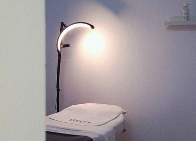 Sala de tratamiento en GEO'S | Estética Integral en Reus, Catalunya, ES, con luz suave y toalla especial.