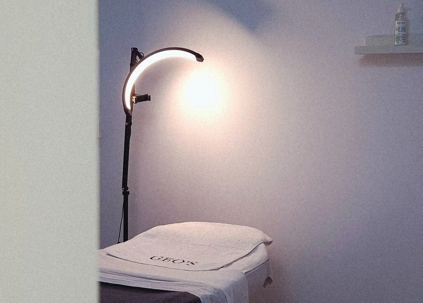 Sala de tratamiento en GEO'S | Estética Integral en Reus, Catalunya, ES, con luz suave y toalla especial.