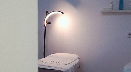 Sala de tratamiento en GEO'S | Estética Integral en Reus, Catalunya, ES, con luz suave y toalla especial.