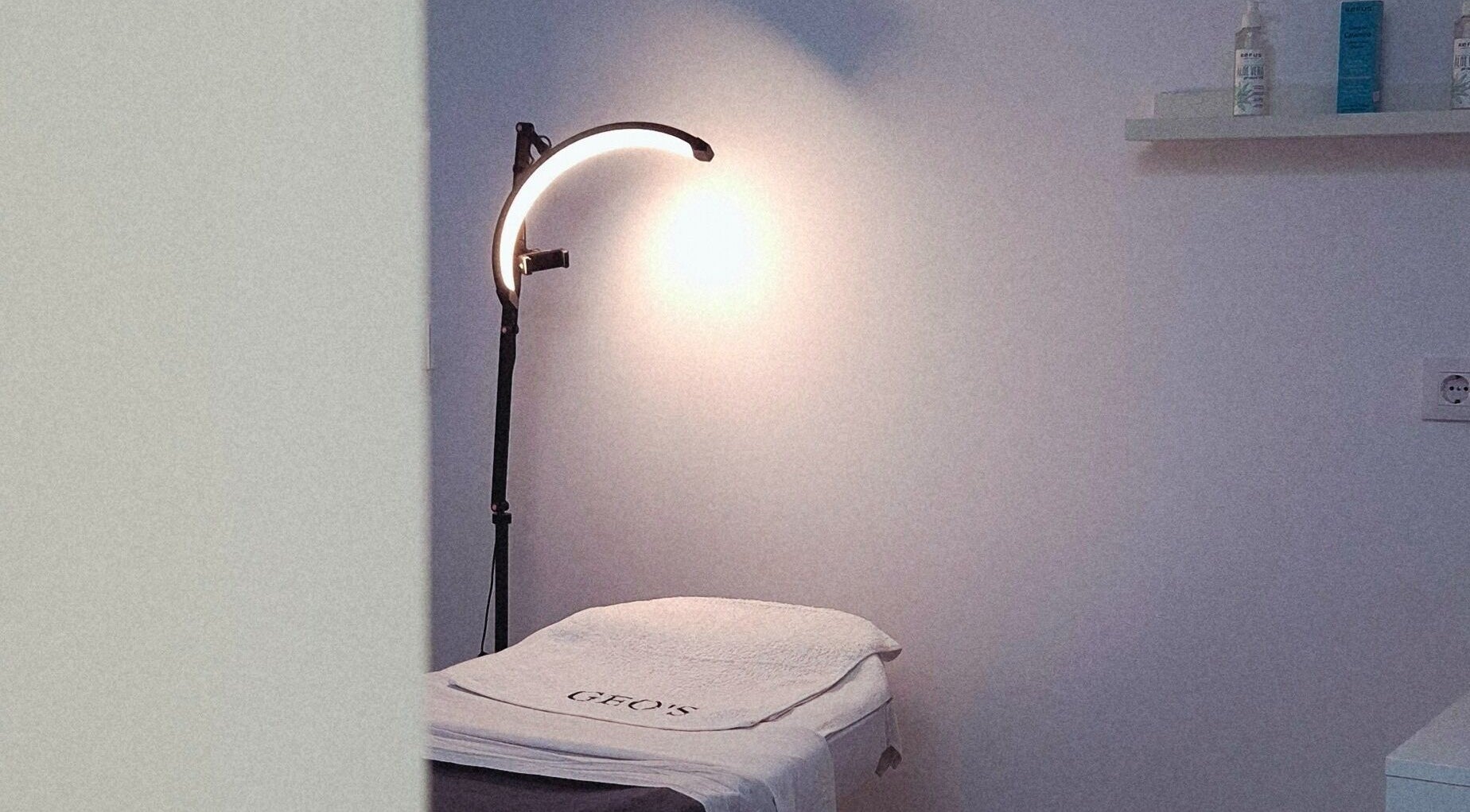 Sala de tratamiento en GEO'S | Estética Integral en Reus, Catalunya, ES, con luz suave y toalla especial.
