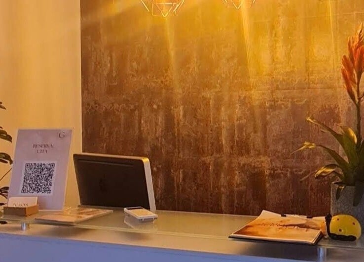Recepción iluminada de GEO'S | Estética Integral en Reus, Catalunya, ES con detalles decorativos.