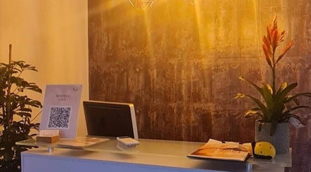 Recepción iluminada de GEO'S | Estética Integral en Reus, Catalunya, ES con detalles decorativos.